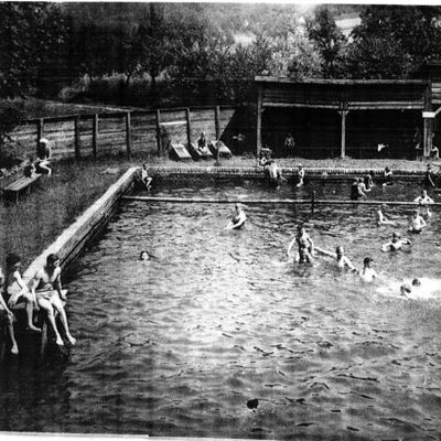 schwarz-weiß Fotografie des Freibades, Kinder spielen im Becken
