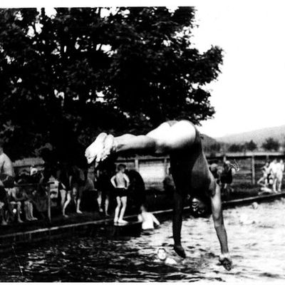schwarz-weiß Fotografie des Freibades, Männer springen vom Beckenrand